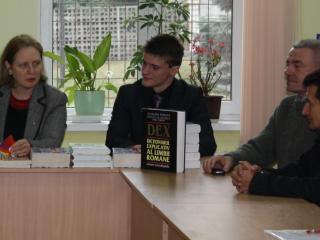 donatie-de-carte,hurmuzachiro,institutul-eudoxiu-hurmuzachi-pentru-romanii-de-pretutindeni,cahul,gentiana-serbu,andrei-cruceanu,universitatea-bp-hasdeu,